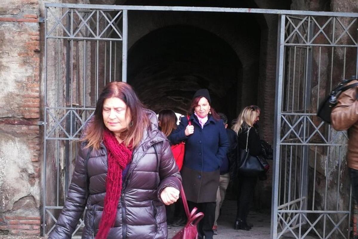 un grup de oameni care ies dintr-un tunel