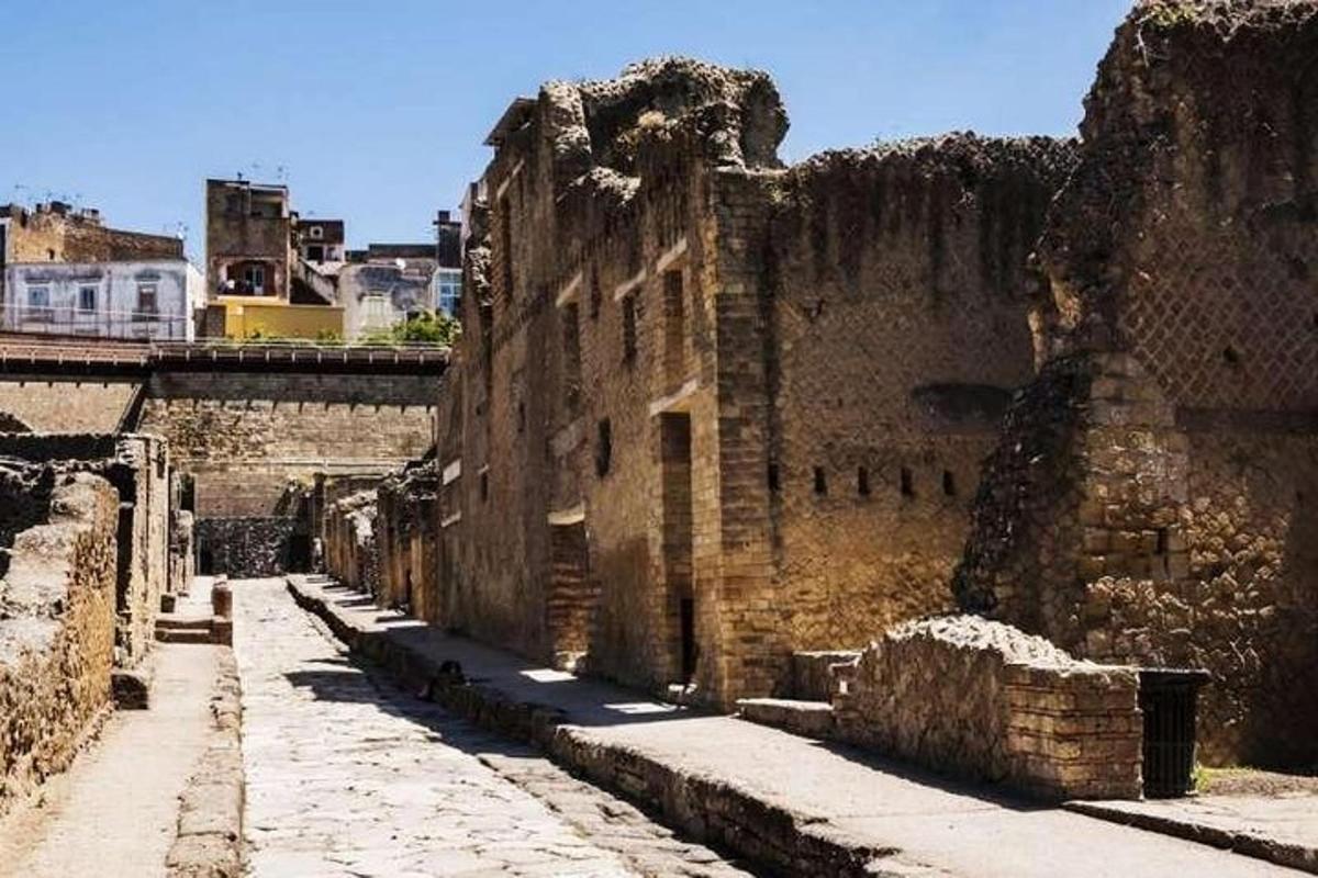ένα παλιό κτίριο με έναν δρόμο σε μια πόλη