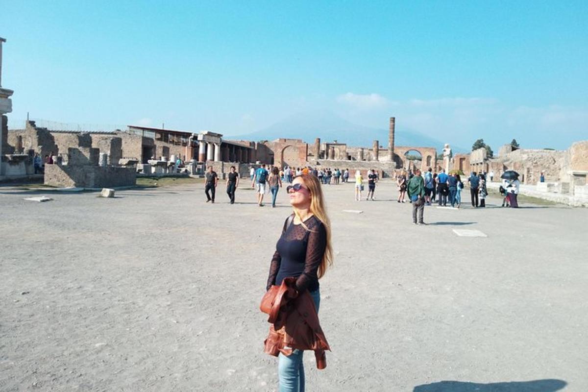 una donna in piedi in una piazza di una città