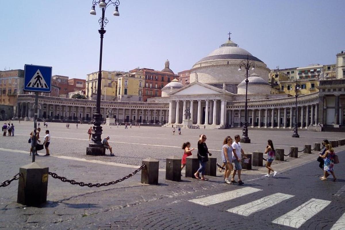 un gruppo di persone in piedi davanti a un edificio