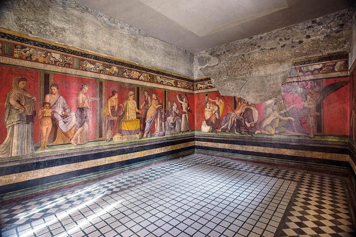 una habitación con pinturas en las paredes de un edificio