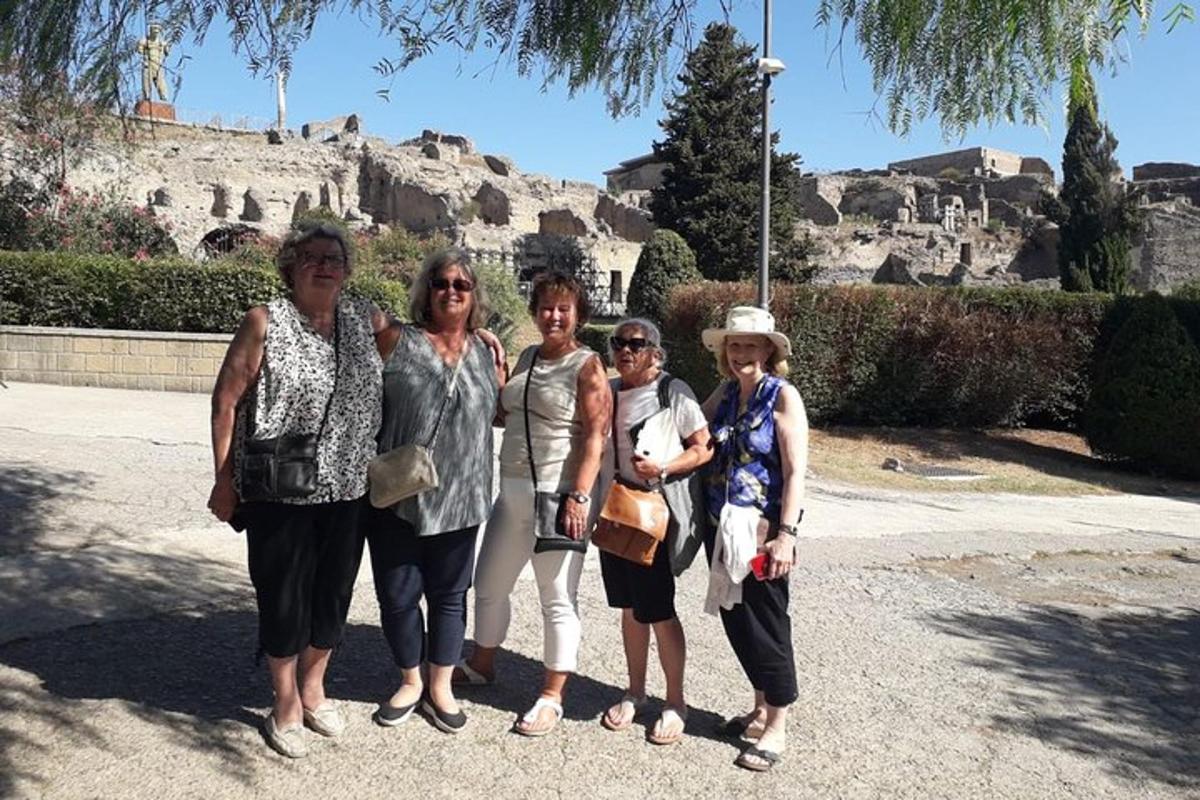 Un grupo de mujeres posando para una foto frente a la acrópolis.