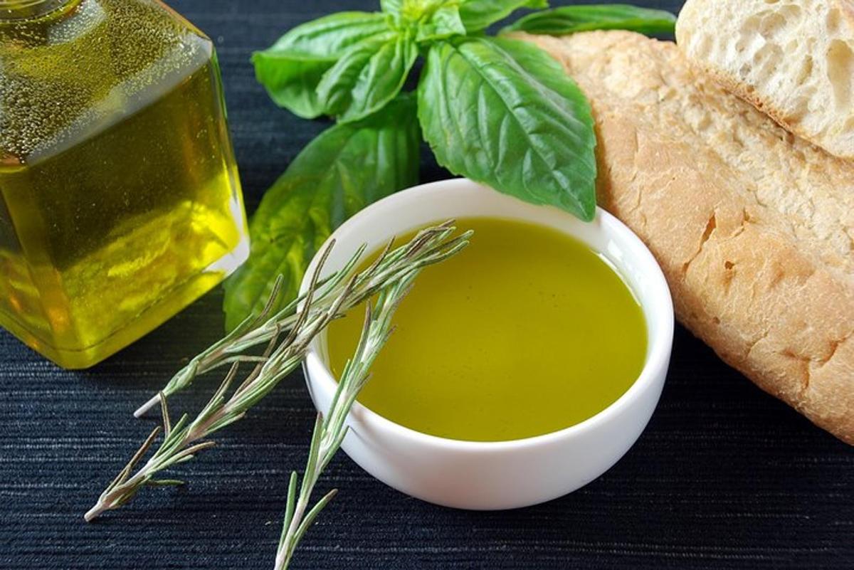 miska se zelenou tekutinou vedle kusu chleba