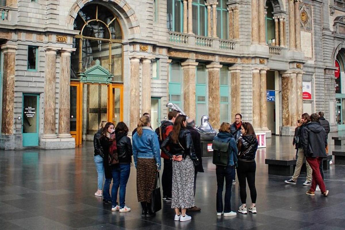 Un grupo de personas de pie frente a un edificio.