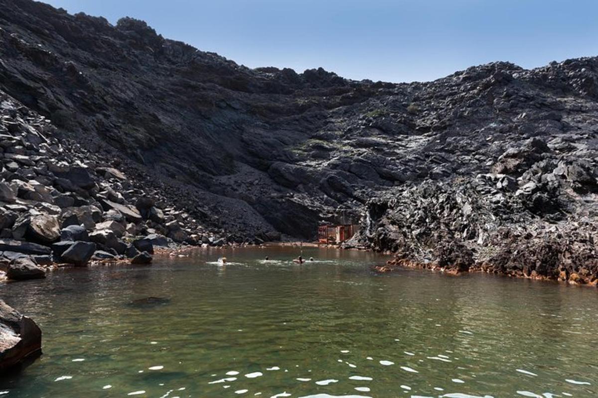 un cuerpo de agua en una cantera rocosa