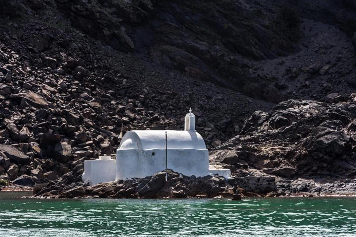 eine kleine weiße Kapelle an einem Berghang