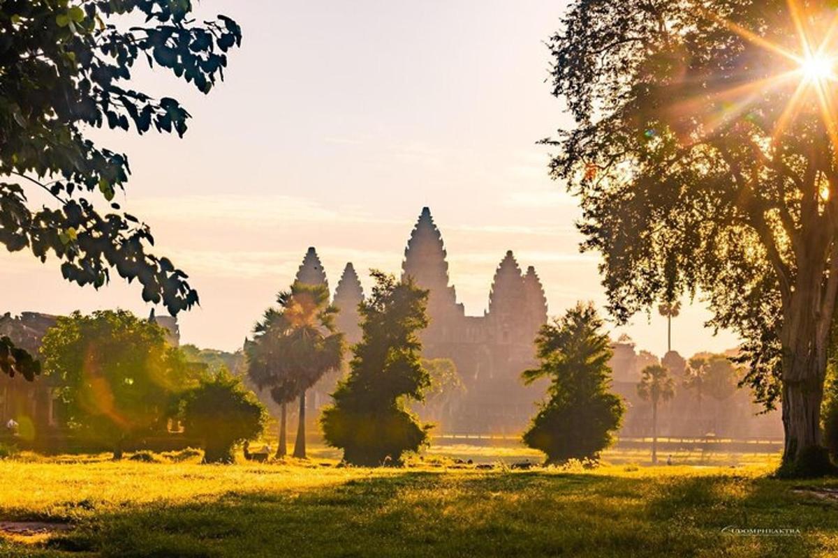 una vista dei templi di Angkor Wat all'alba