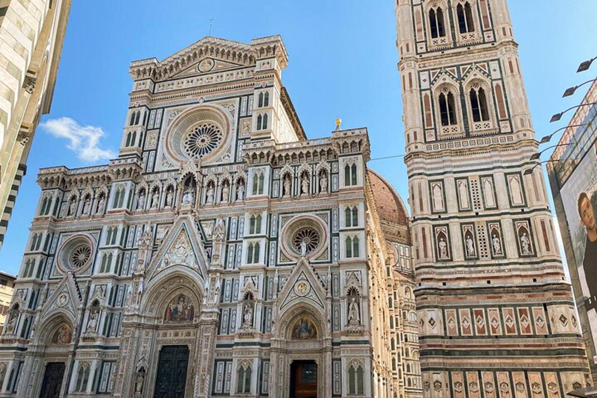 una grande cattedrale con un'alta torre con un orologio
