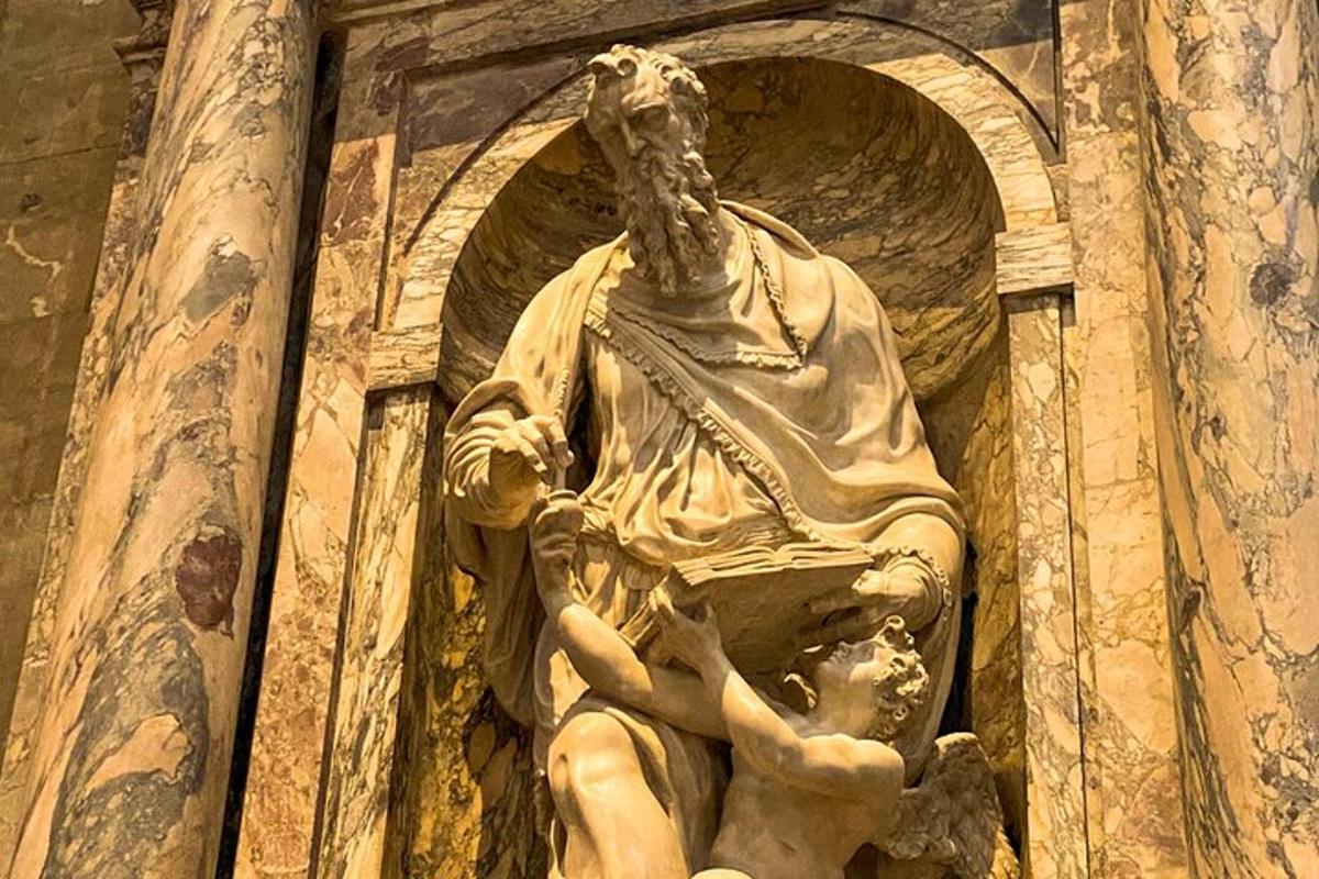 una statua sul lato di un edificio