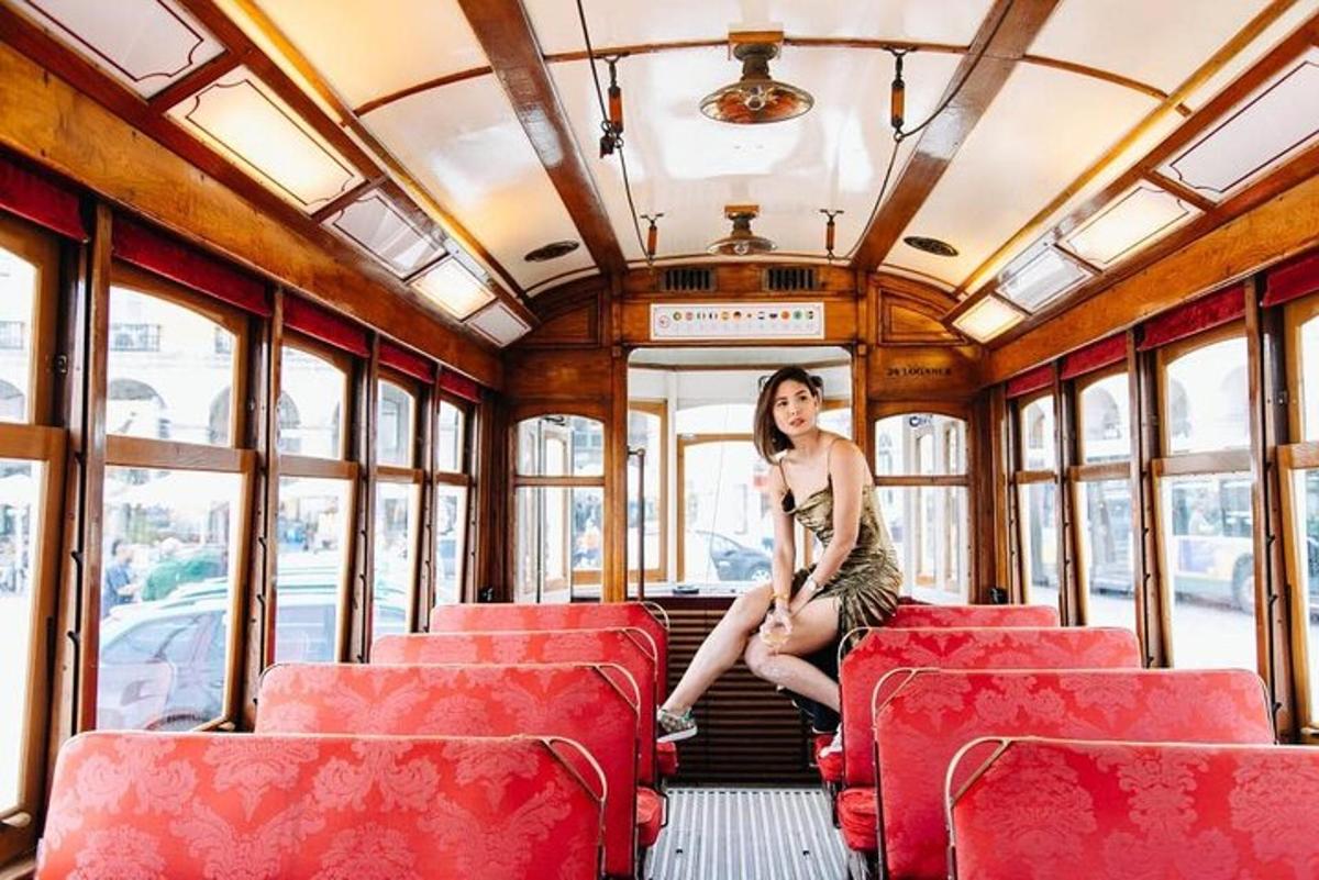 žena sediaca vo vnútri autobusu