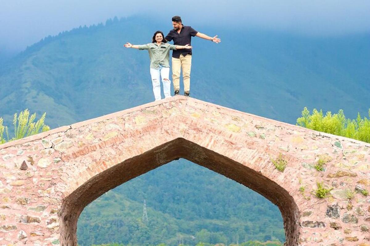 mees ja naine seisavad silla tipus