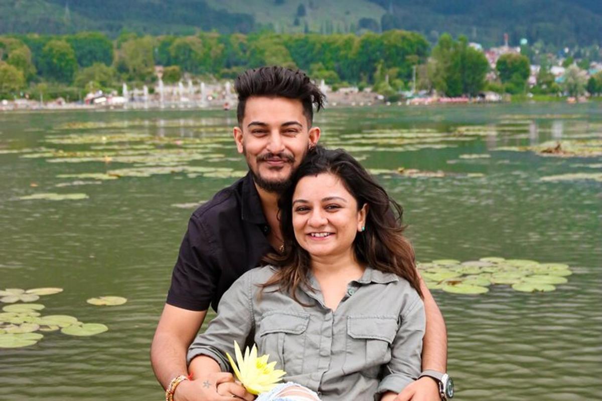 muž a žena stojící před jezerem