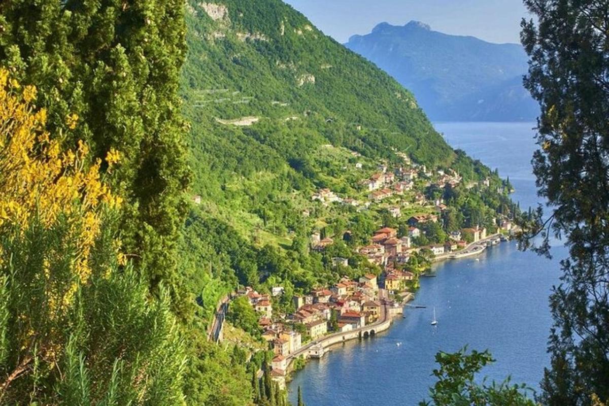 una vista di una città sulla riva di un fiume