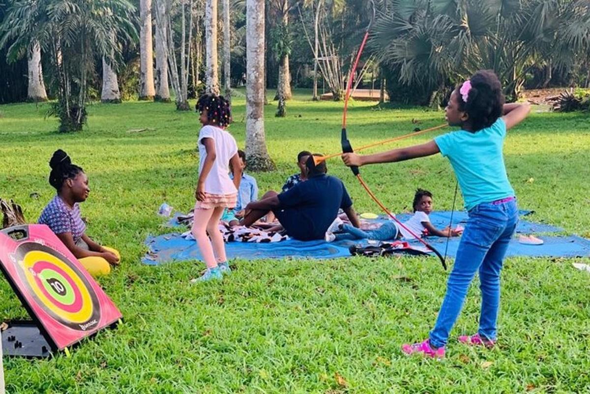 un grup de nens jugant amb un estel en un parc