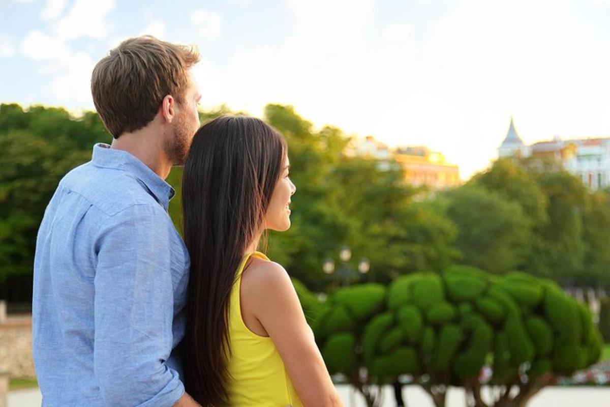 un uomo e una donna in piedi accanto a un casco di banane verdi