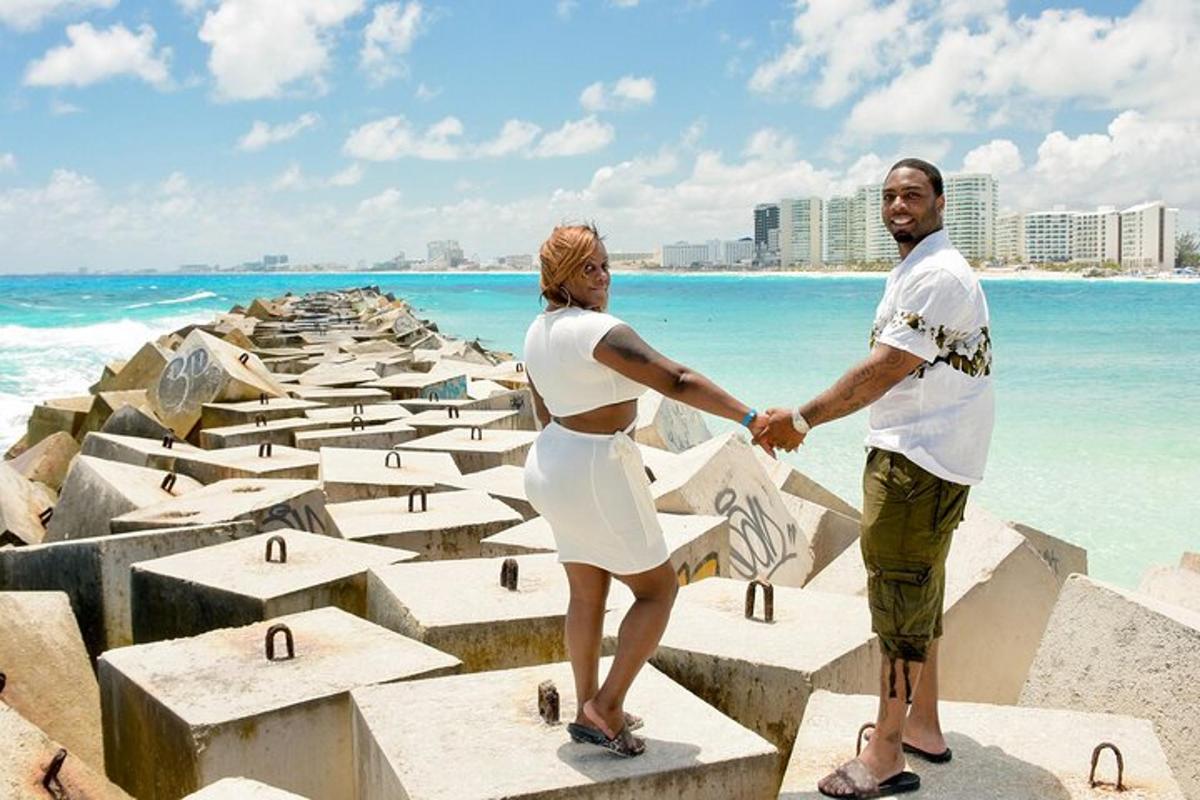 um homem e uma mulher apertando as mãos na praia