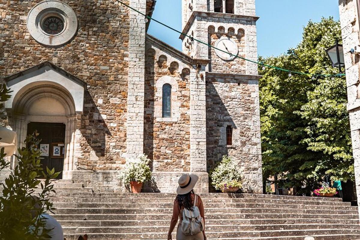 žena kráčející před budovou s hodinovou věží