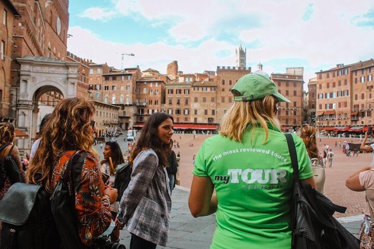 un gruppo di persone in piedi in una città