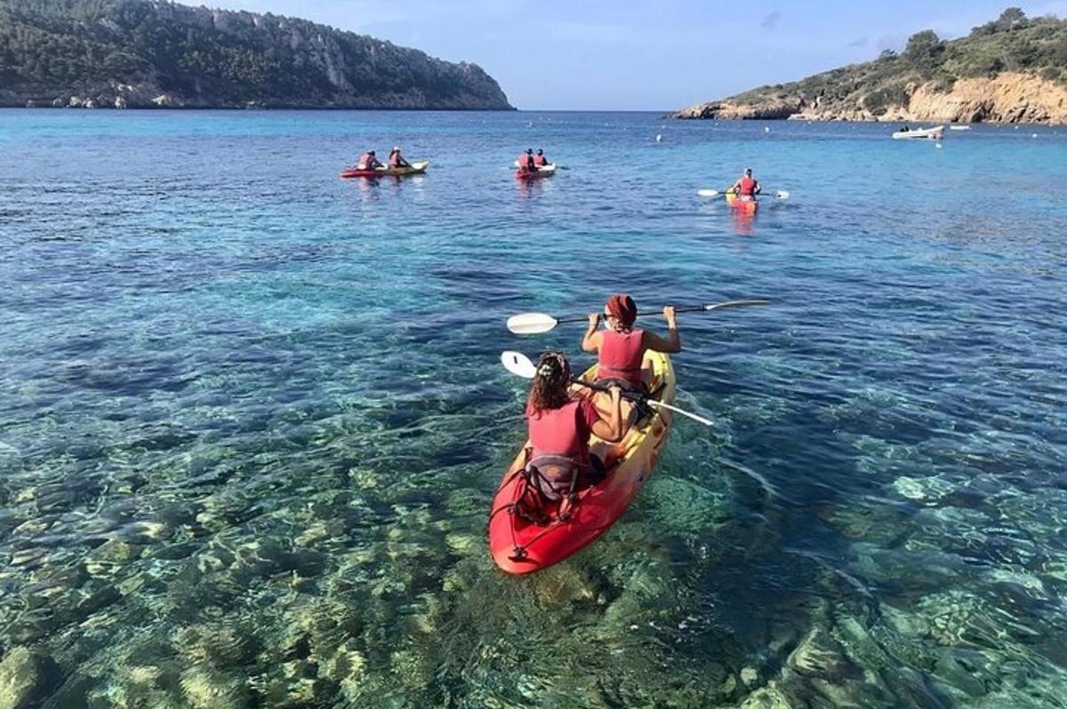 μια ομάδα ανθρώπων σε ένα καγιάκ στο νερό