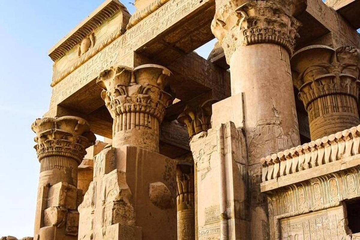 Un gran edificio con columnas y capiteles.
