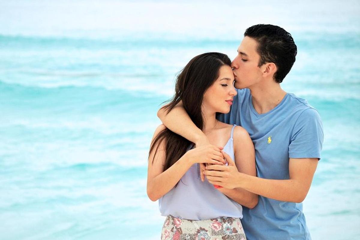 un homme et une femme debout sur la plage