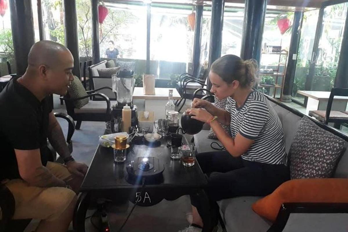 גבר ואישה יושבים ליד שולחן במסעדה