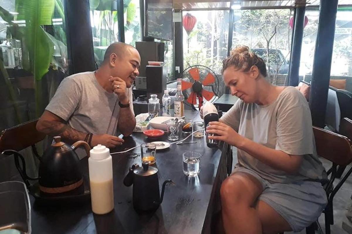 גבר ואישה יושבים ליד שולחן עם מיקרופון