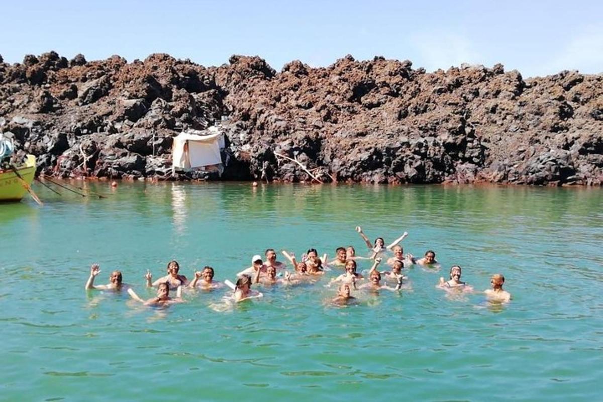 sekumpulan orang berenang di dalam air