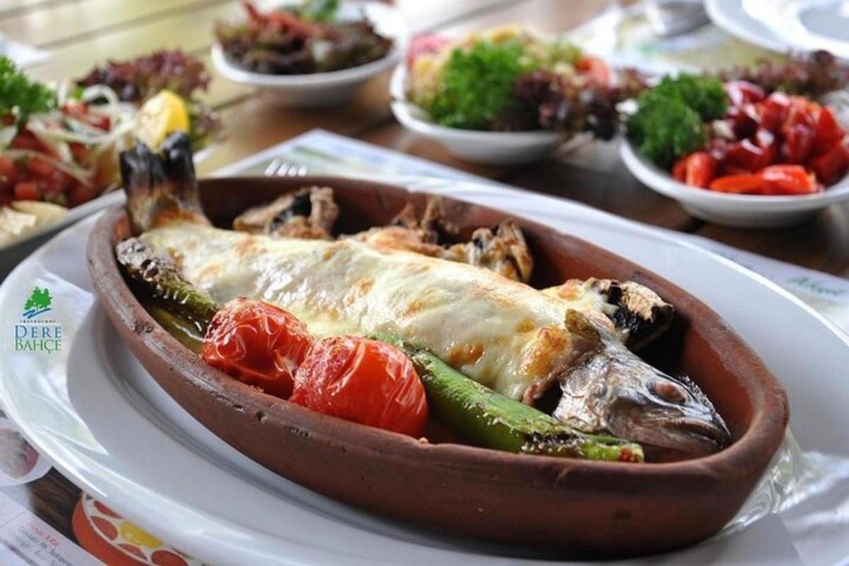 ένα πιάτο φαγητό σε ένα πιάτο σε ένα τραπέζι