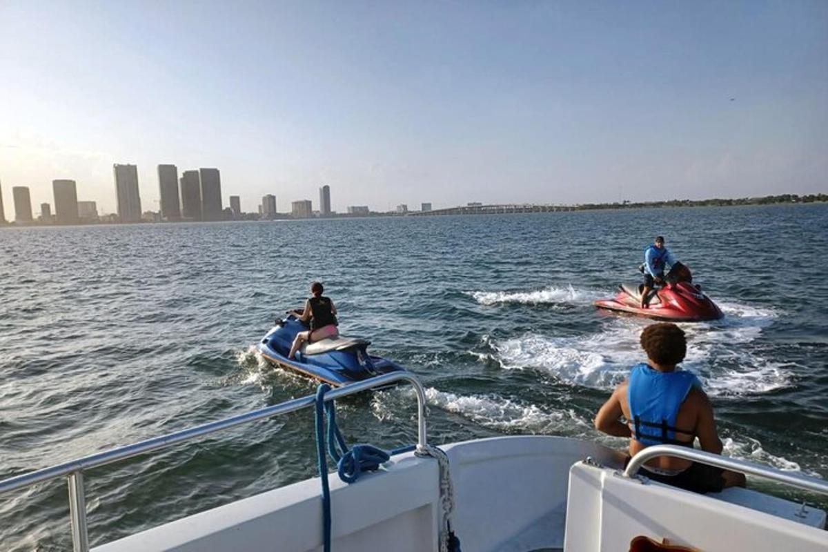um grupo de pessoas em um barco na água