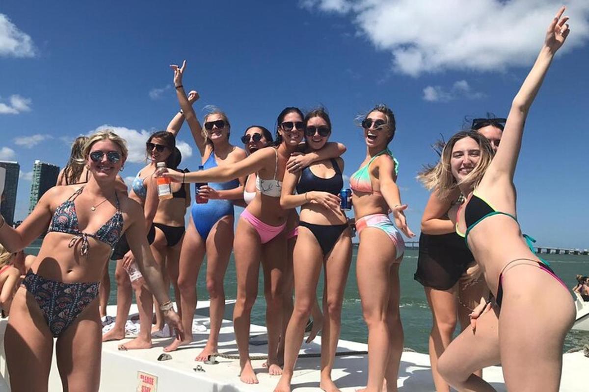 um grupo de mulheres em trajes de banho em uma praia
