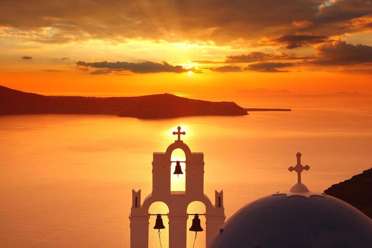 siluet gereja dengan matahari terbenam di latar belakang