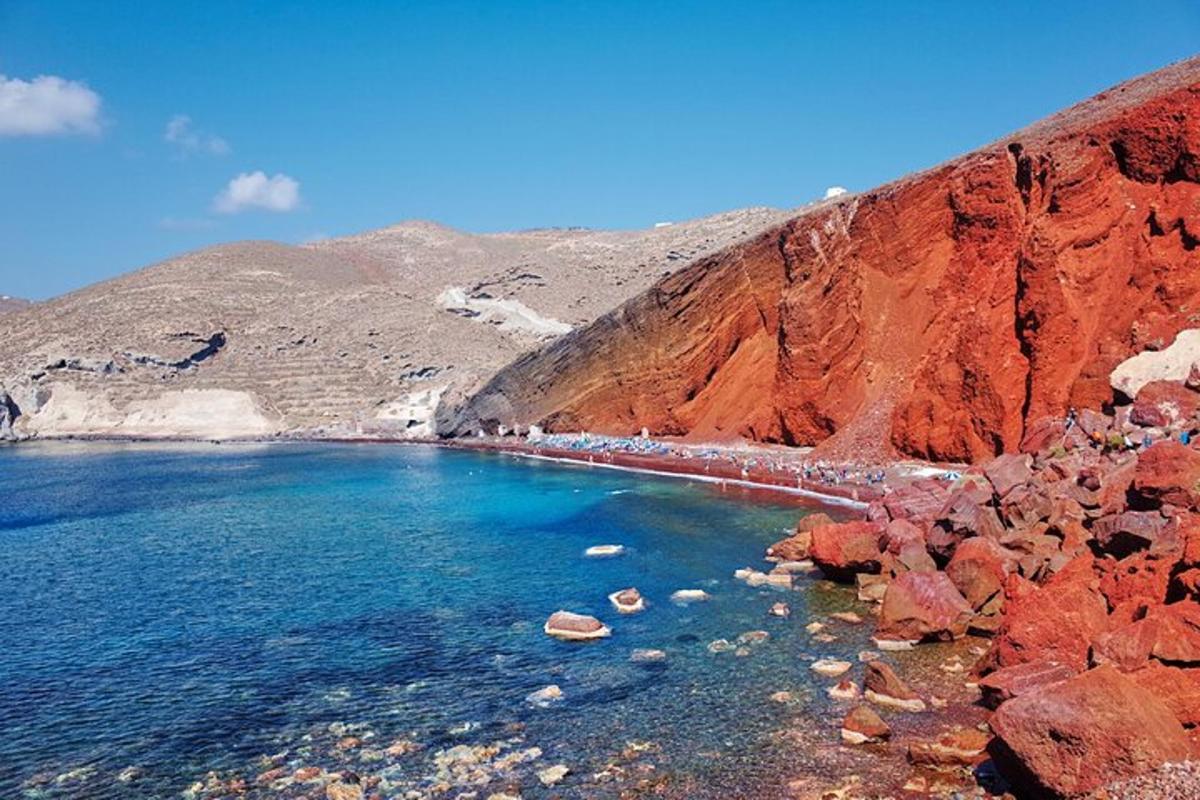 pantai dengan bebatuan merah dan air biru