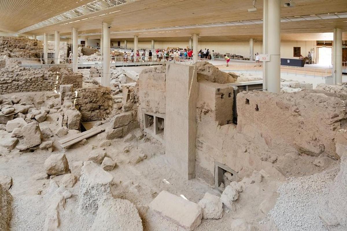 ένα κατεστραμμένο κτίριο σε ένα μουσείο με ανθρώπους στο βάθος