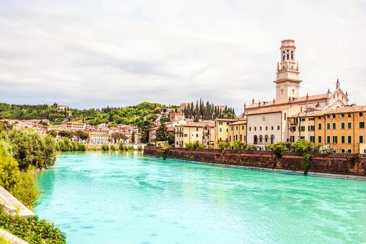 una vista di un fiume in una città con edifici