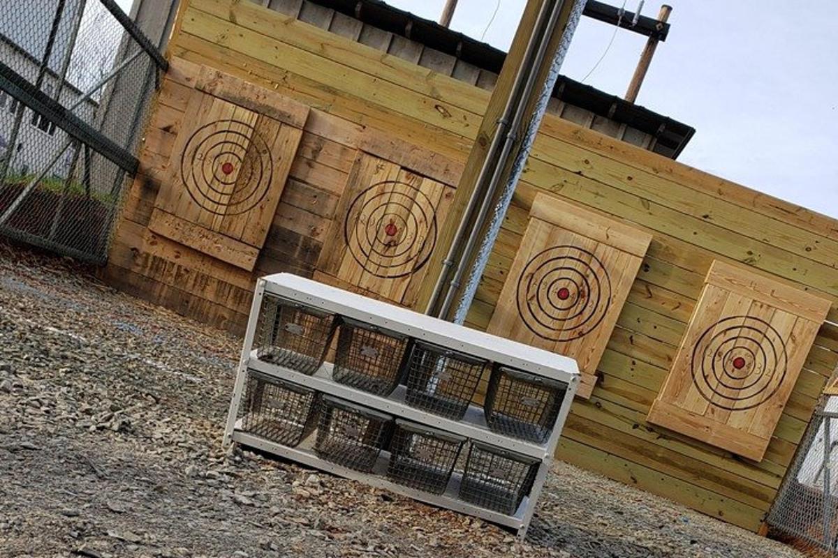 budova s dřevěnými dveřmi se šipkami