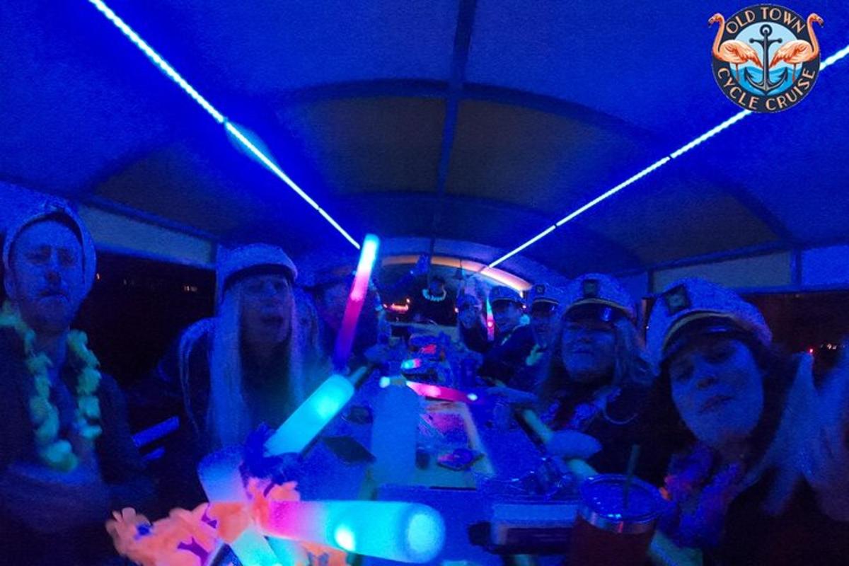 skupina lidí sedících v místnosti se světly