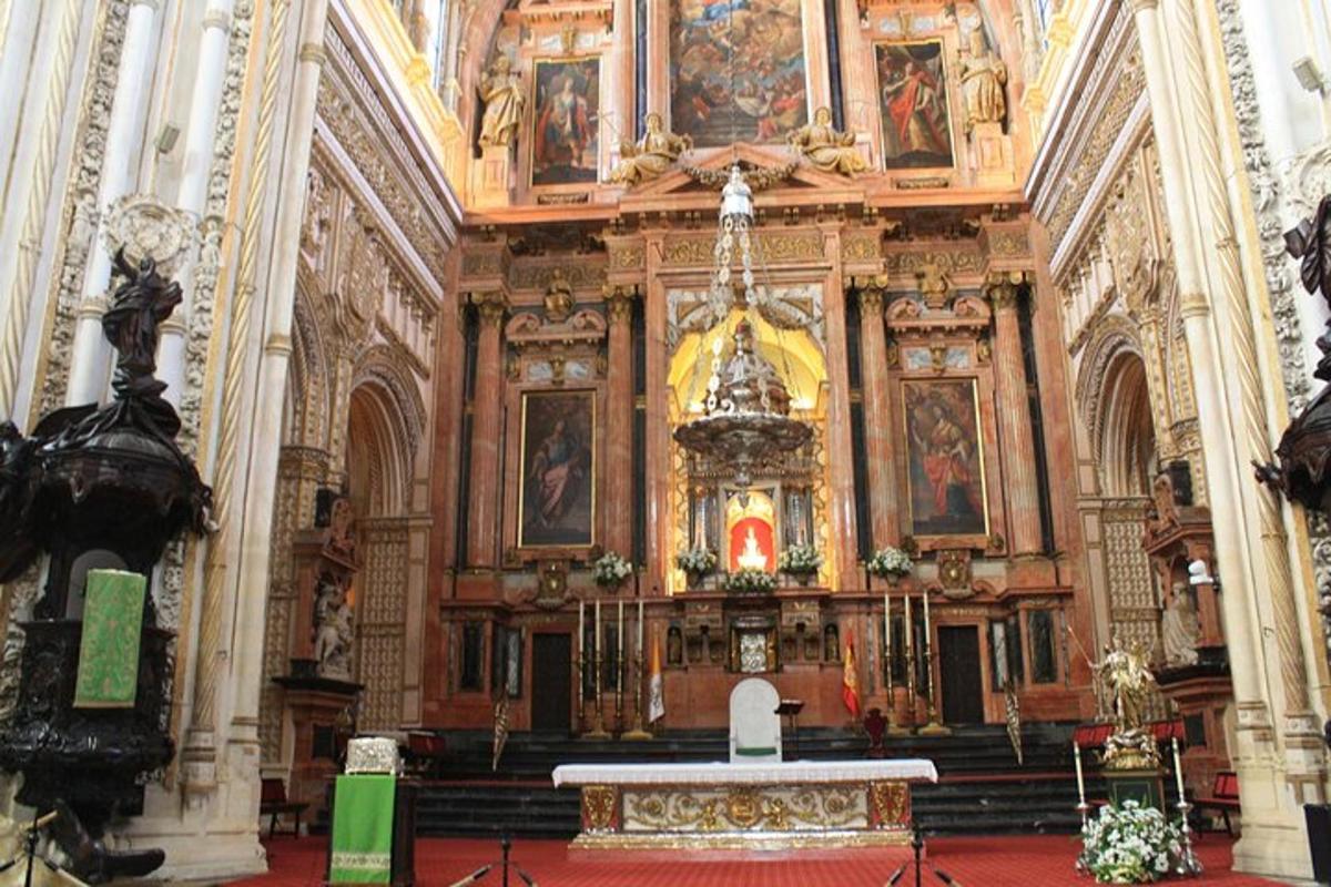 eine große Kirche mit einem Altar und Gemälden an den Decken