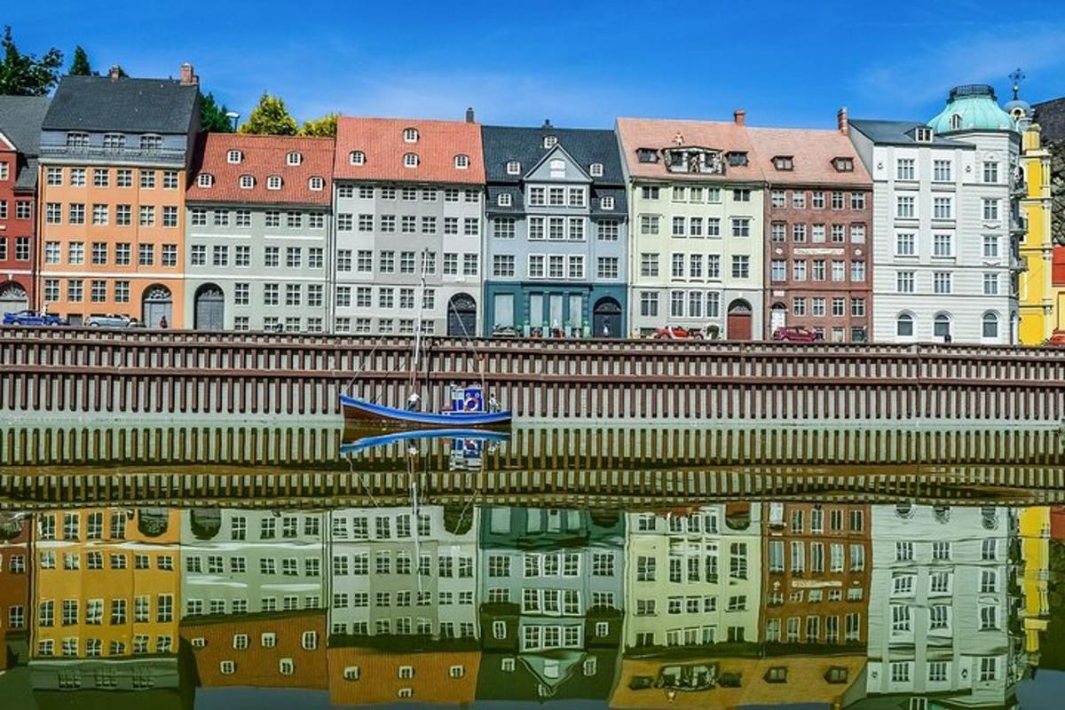 un riflesso di edifici e di una barca nell'acqua