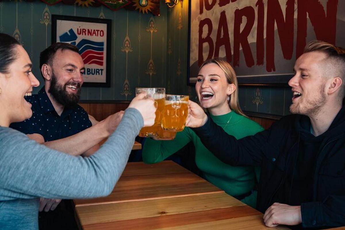 en gruppe mennesker som drikker øl i en bar