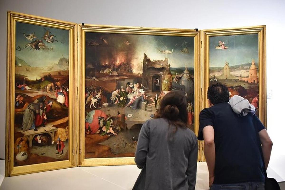 dvaja ľudia si prezerajú obraz v múzeu
