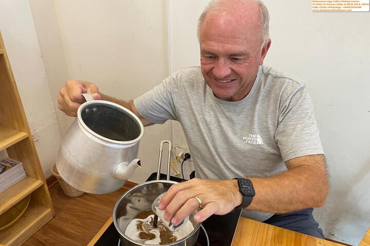muž míchá jídlo v hrnci na sporáku