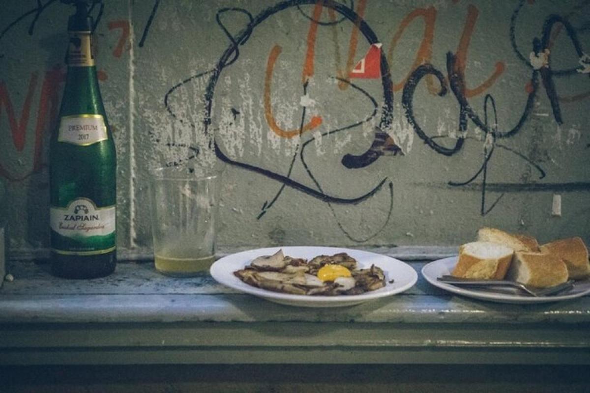 sebuah meja dengan dua pinggan makanan dan sebotol wain