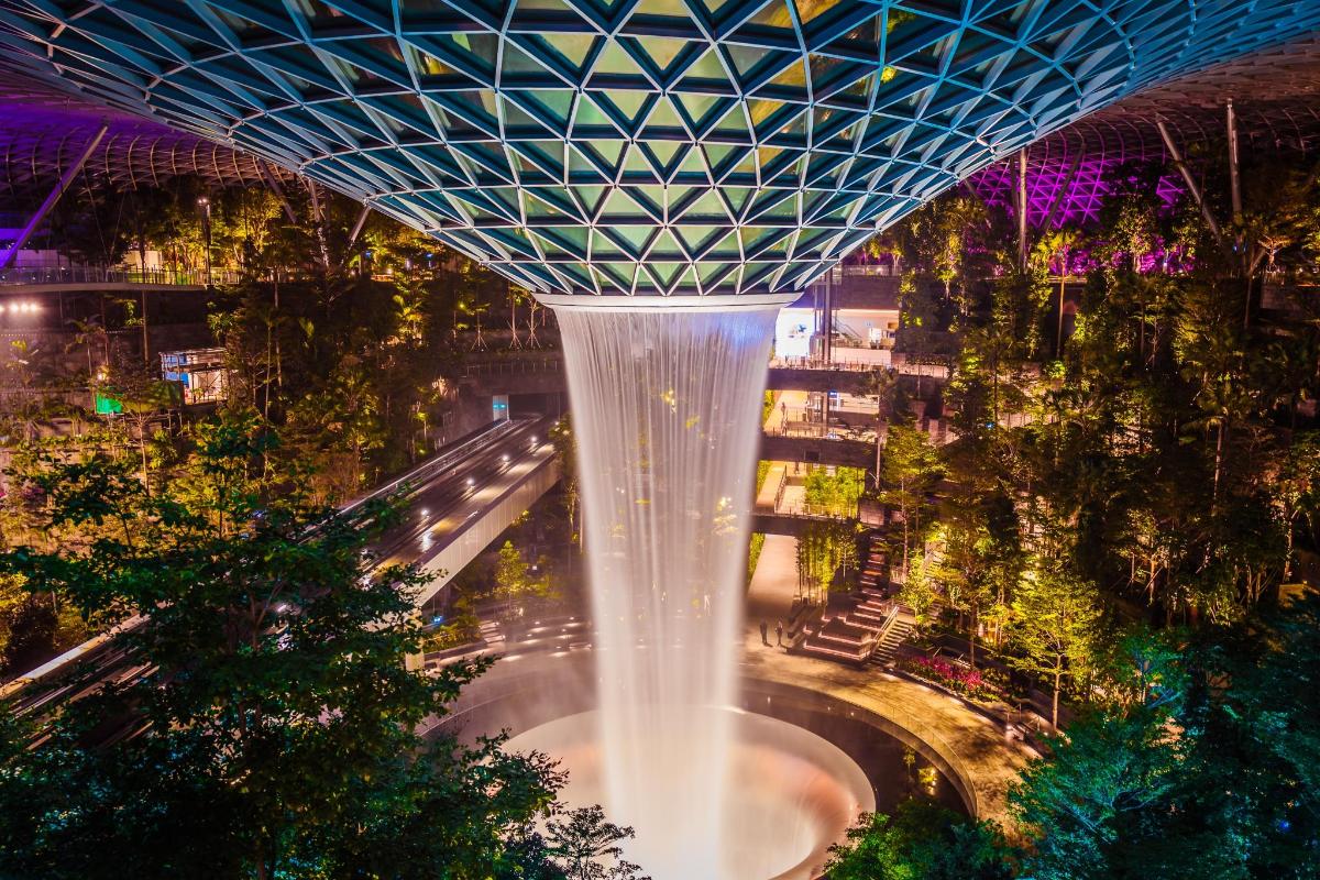 an image of a fountain in a city at night