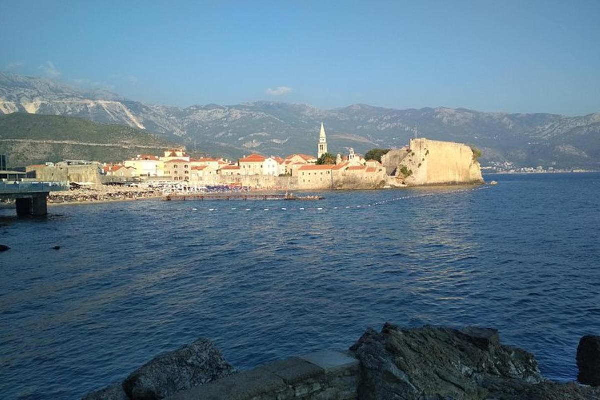 un poble a la vora d'una gran massa d'aigua