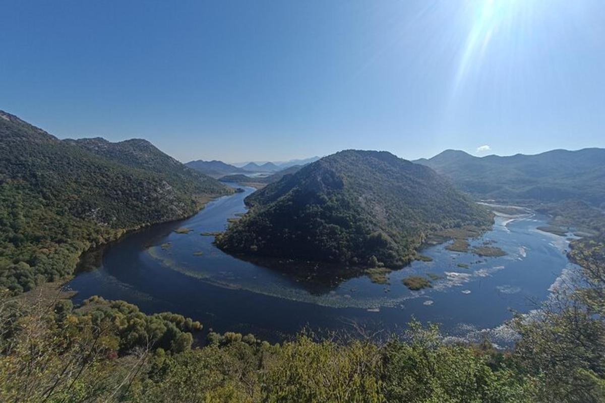 μια εναέρια άποψη ενός ποταμού στα βουνά