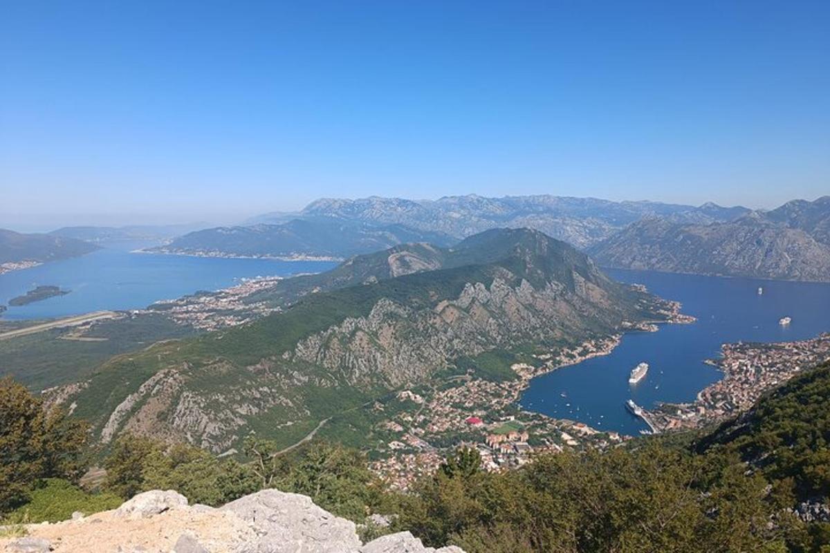 una vista d'una ciutat i una massa d'aigua