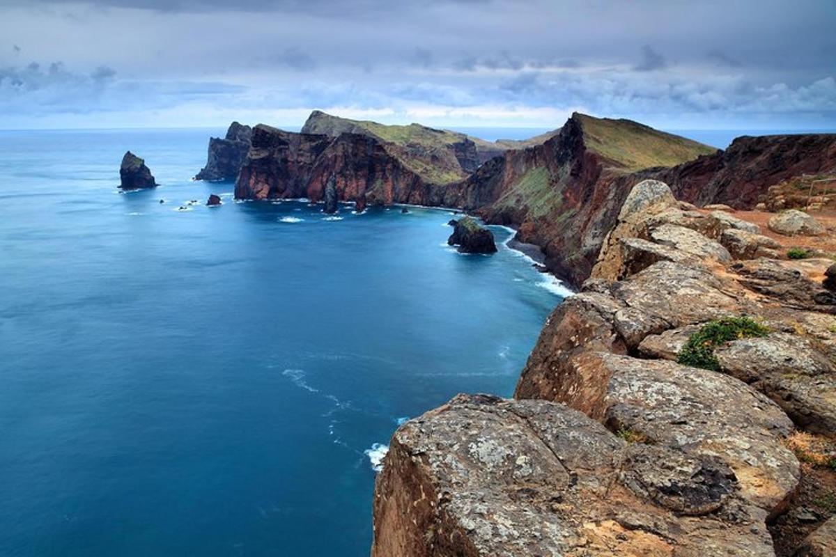 stórt vatn með steinum í sjónum