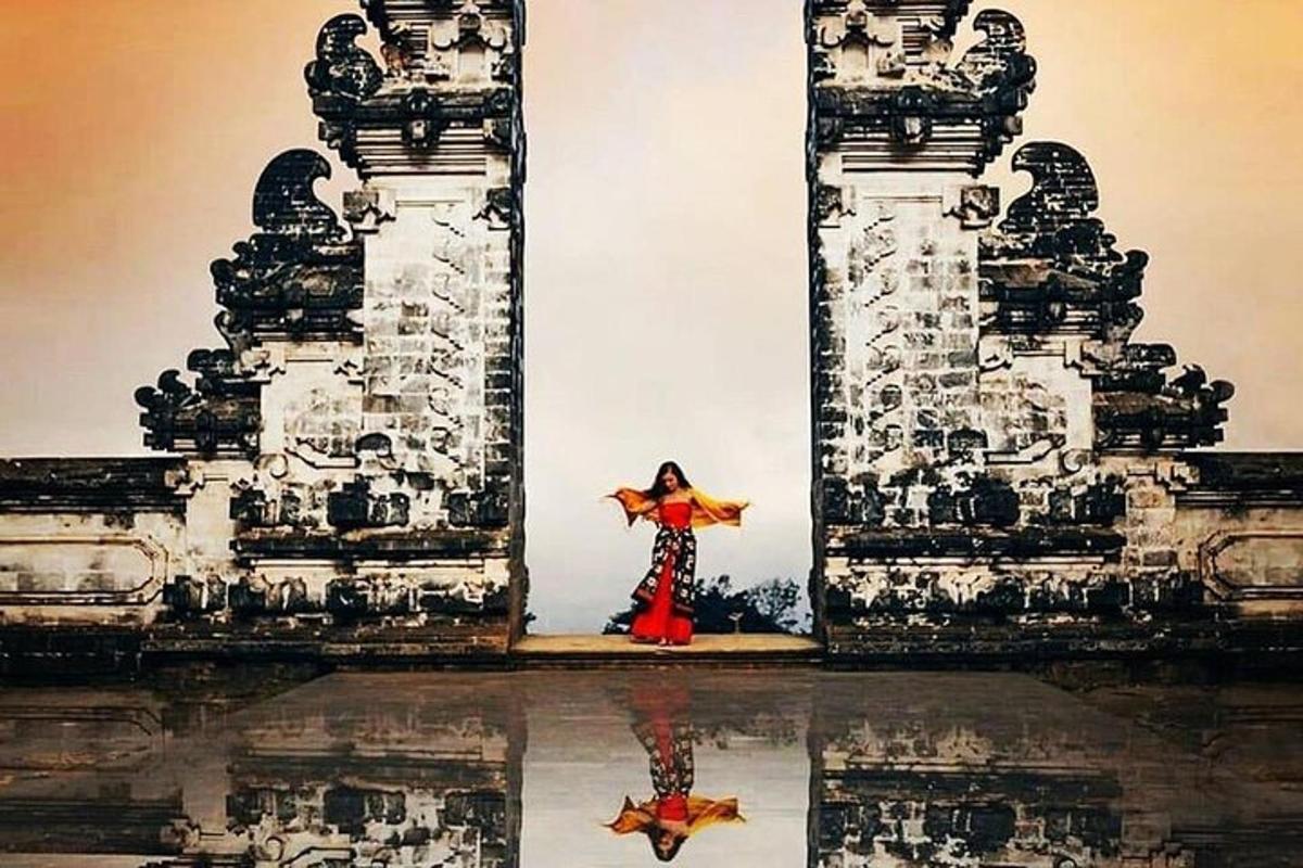 Una mujer con un vestido rojo parada entre dos torres