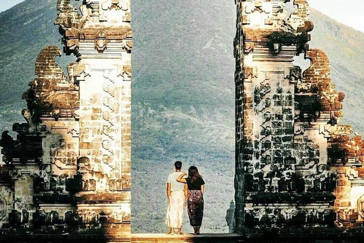 Un hombre y una mujer de pie frente a una torre